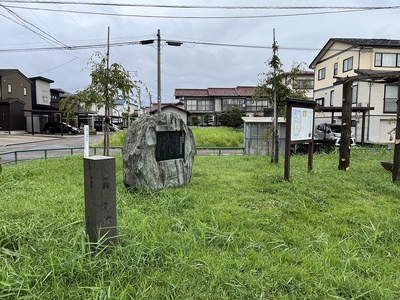 左から城址碑、上杉憲政公顕彰之碑、案内板