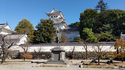 天守と戸田氏鉄公騎馬像