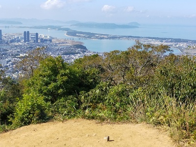 本丸（山頂）から博多湾を望む