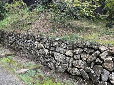 大井の間の虎口脇の石垣