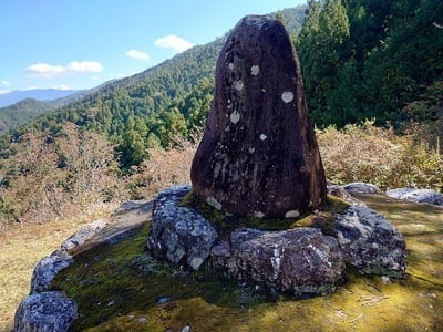 詰の段に建てられた城址碑