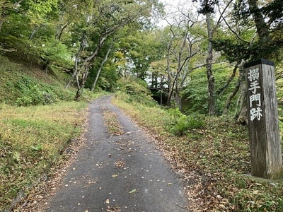 搦手門跡と左手奥は切岸