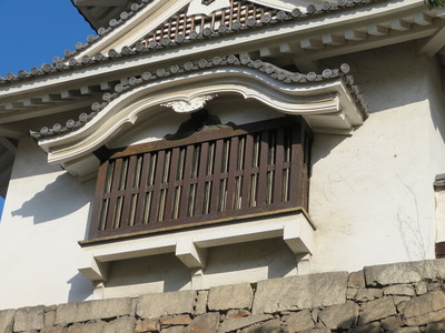 月見櫓の鉄板張りの出窓
