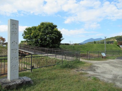 城址碑と東堀・東橋