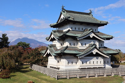 天守と岩木山