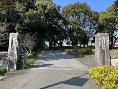 城址への入り口（城山小学校校門）