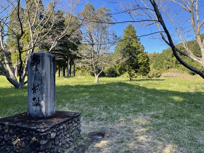 本丸跡の顕彰碑