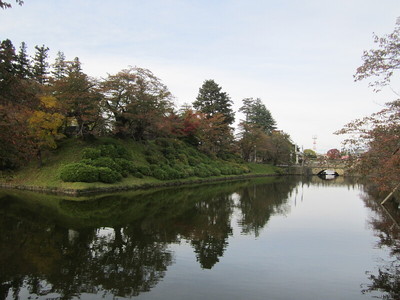 水堀と舞鶴橋（本丸跡東南隅から）