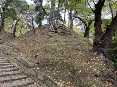 長坂門脇の土塁