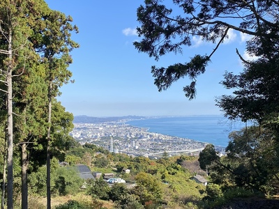 展望台より、小田原市街と相模湾