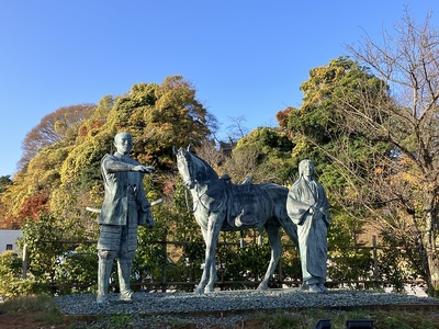 利家とまつの像