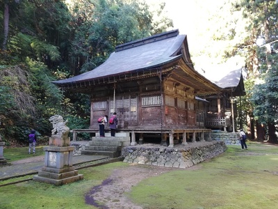 春日神社拝殿と本殿