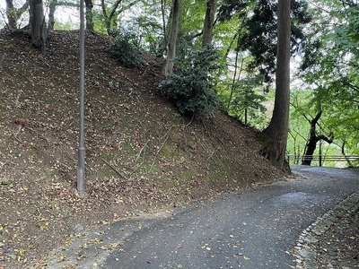 帯曲輪門跡の土塁と桝形