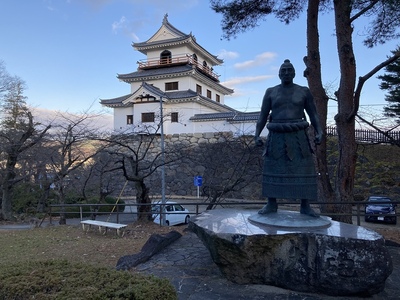 白石城　天守と昭和の大横綱、大鵬像