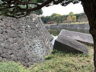 北詰橋からの石垣と乾濠