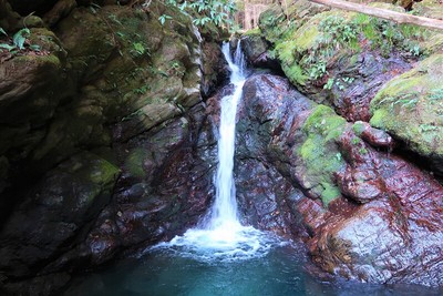 大洞若子城 登城道脇の一の滝