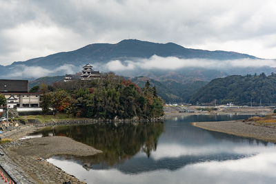 苧綿櫓・天守・高欄櫓・台所櫓（東・肱川橋側から）