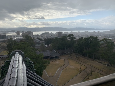 天守から雨の宍道湖を望む