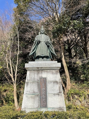 八幡公園内にある豊臣秀次公像