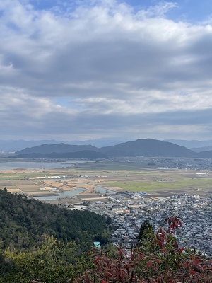 北の丸址からの眺め、手前安土山、後方観音寺山