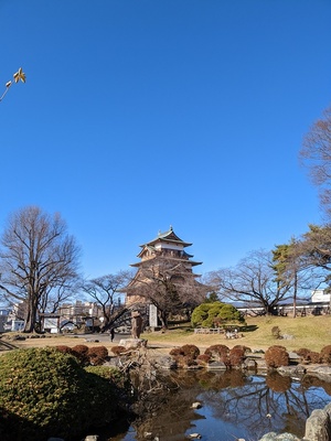 澄んだ青空の高島城