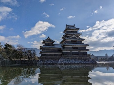 澄んだ青空の冬の松本城