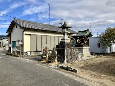 岩根城（祠と岩根公民館）