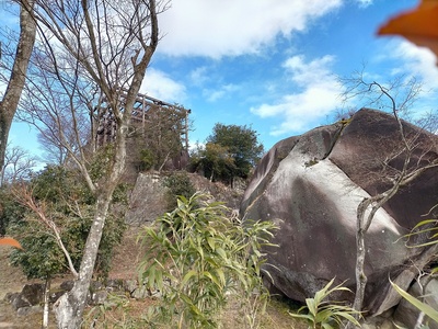 天守跡の展望台を下から