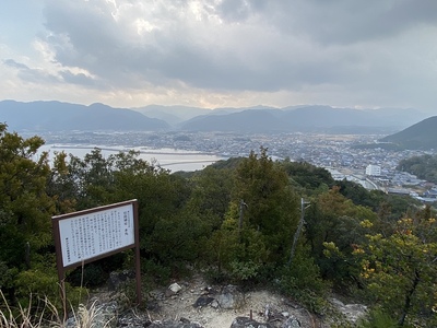 本丸展望台跡より　引田港