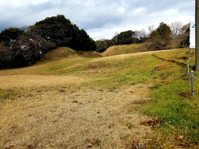 二の丸からの本丸土塁