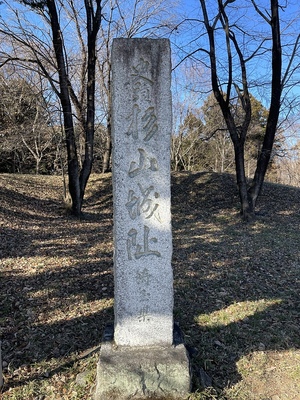 本郭にある杉山城址の石碑