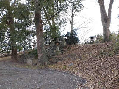 土塁の上に鎮座する鈴鹿神社