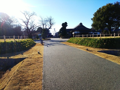 復元本丸北門跡と土塁