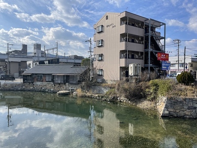 和久原川に築かれた水刎(みずはね)