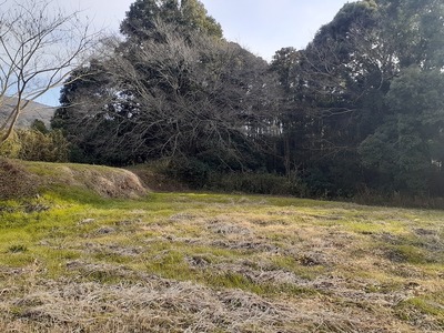 当時の様子を残す土塁