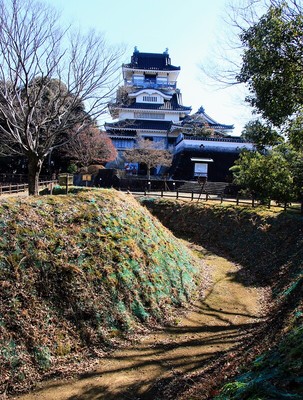 三日月堀と天守