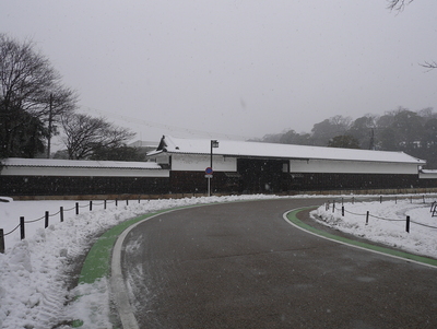 雪の西郷邸長屋門