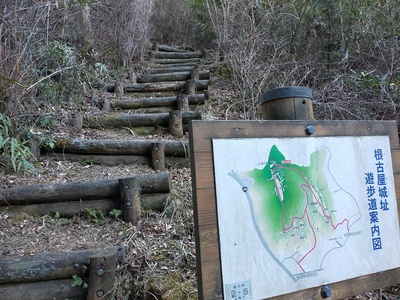 山頂下の登り階段