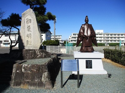 城址碑と田沼意次候像