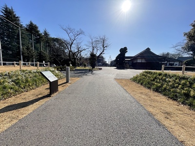 北門と土塁から見た本丸御殿