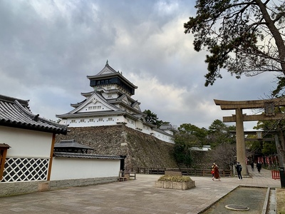 天守と鳥居