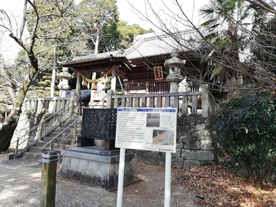 神社拝殿と説明板