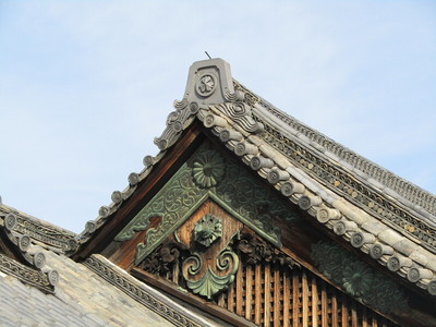 菊花紋と三葉葵か同居する式台の屋根