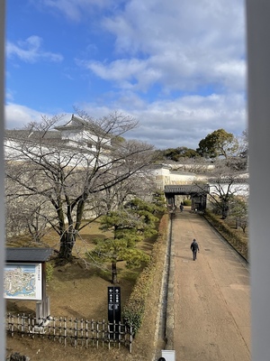 2階櫓部から「いの門」、西の丸「化粧櫓」の眺め