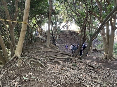 土塁（地山の切り残し）人の大きさと比べると、その大きさがわかります