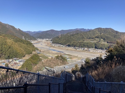 大手道から望む藁科川