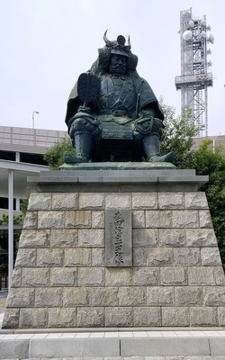 武田信玄像（ＪＲ甲府駅南口）