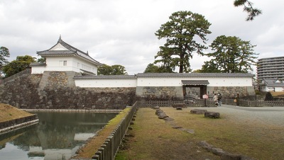 横からの銅門