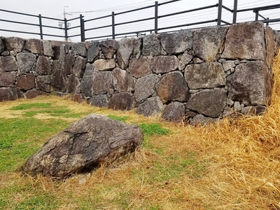 天守台と出土石