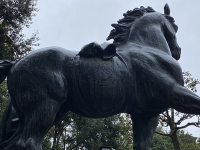 千代と馬の銅像（一豊の馬はベンツ？）